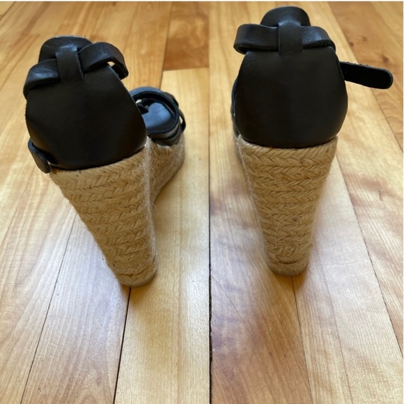 Coach.New. Really comfortable and fashionable! Size - 8 - Picture 2 of 6